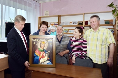 Депутат Брянской областной думы Виктор Гринкевич подарил верующим икону для деревенской часовни