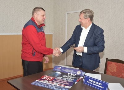 Помощь школам, детсадам и спорту: депутатский приём Виктора Гринкевича в Карачеве