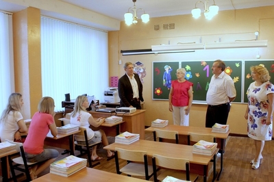 В карачевских школах появилась новая мебель от депутата Виктора Гринкевича